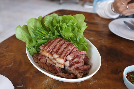 泰国的著名小说家在和Steak House烤牛肉牛排美食晚餐炙烤蔬菜棕色餐厅沙拉午餐牛扒鱼片图片