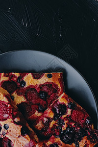 黑色盘子上的莓派 有有机成分的土生食品糖果奶油覆盆子糕点水果饮食面包饼子食物馅饼图片
