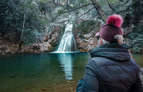 成年妇女站在瀑布前 在土耳其安塔利亚的享受风景女士季节池塘旅游乐趣旅行远足者泡沫游客露营者图片
