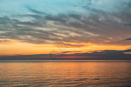 日落和海中的天际晴天场景海浪蓝色旅行天气海岸城市橙子市中心图片