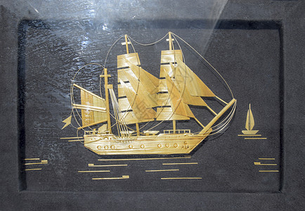 木片的图案 海上的帆船 黑色背景 从木屑中航行的工艺船枝条蒸汽花园地面活力条子护卫舰刨花车站碎片图片
