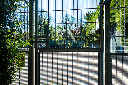 室外空间周围的钢围栏保安金属安全风险草地材料车辆栅栏防范措施背景图片