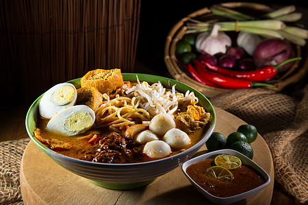 传统咖喱辣椒面汤午餐面条马来语厨房柔佛胡椒酿造蔬菜柠檬辣椒图片