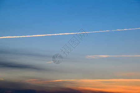 从蓝天的飞机上飞来 对抗日落踪迹运输墙纸空气小路旅行轨迹运动速度航空图片
