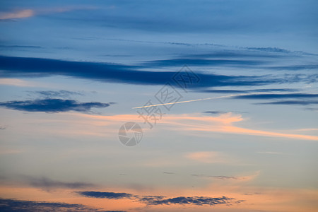 从蓝天的飞机上飞来 对抗日落太阳运动游客天空假期速度航空蓝色踪迹气氛图片