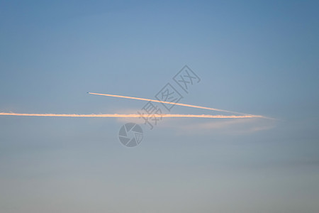 从蓝天的飞机上飞来 对抗日落自由航空墙纸运动游客踪迹太阳痕迹旅行速度图片