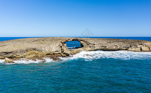 夏威夷Oahu Oahu岛Laie Point有海拱门的岛屿海岸线岩石海浪海岸避难所洞穴风景旅行海鸟海景图片