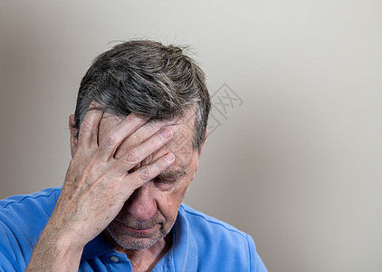 老年天主教老人退休 看着忧郁和焦虑的情绪祖父寂寞孤独悲伤头发胡子问题个人皱纹情感图片