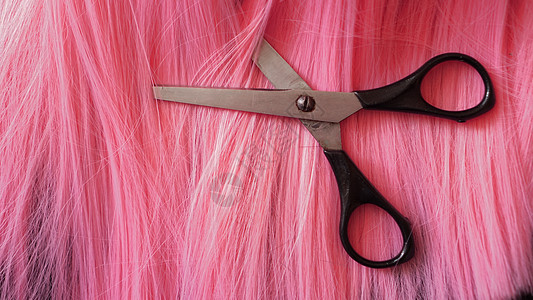长发和剪剪刀粉红色假发发型背景女士冒充玫瑰沙龙造型师编织理发师染色理发工具图片