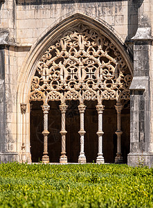 位于葡萄牙莱里亚附近的巴塔尔哈修道院的Ornate 拱门图片