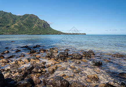 从夏威夷奥胡的Kahana州公园对海湾进行观察海滩海岸线岬角热带岩石旅游支撑海洋海岸天空图片