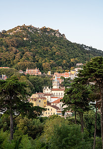 对葡萄牙辛特拉镇的观察 山上还有摩尔人城堡地标建筑场景堡垒旅游旅行历史性风景景观全景图片