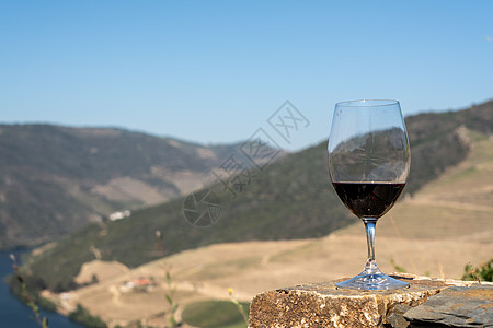 两河流域在葡萄牙杜罗河流域上方的红酒杯子收成爬坡酒杯生长栽培港口农业玻璃酿酒酒厂背景