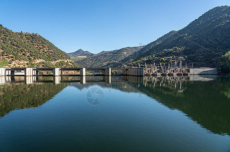 离开杜罗河上大坝的锁水路船运旅行闸门船机河闸水电运河工业力量图片