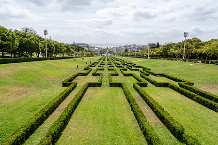 在里斯本中部的Eduardo VII公园一带浏览草地绿色旅游景观旅行大道纪念碑公园城市花园图片
