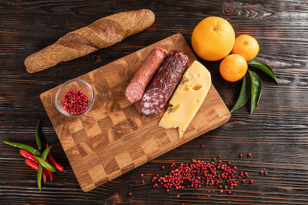 切菜板上的香肠 奶酪和面包治愈作品红色美食熟食沙拉桌子小吃胡椒木板图片