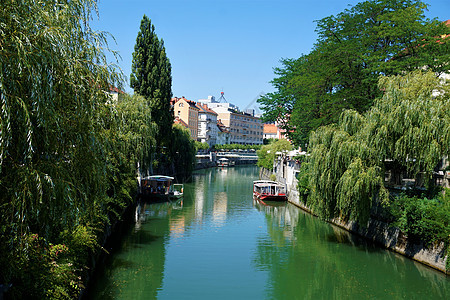 在卢布尔雅那市中心Ljubljanica河上看到平静的景象图片