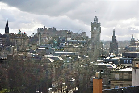 在阳光下观望爱丁堡老城图片