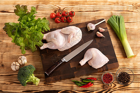 木制切割板上的原生鸡肉和蔬菜家禽美食香料母鸡盘子食物木头白色木板香菜图片