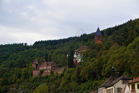 镇上Odenwald森林的Zwingenberg城堡图片