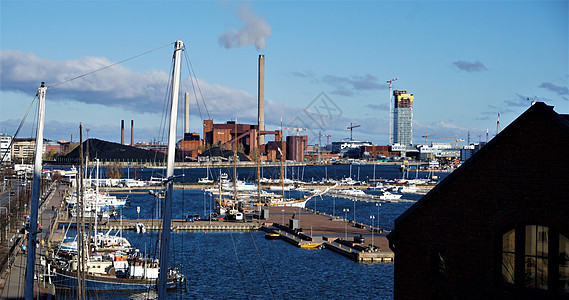 在赫尔辛基港与燃煤发电厂交接时图片