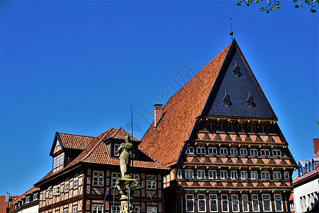 Hildesheim旧市场广场上的房屋和喷泉图片