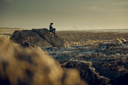 独自一个人在沙滩上冒险生活探索日落岩石享受情绪旅行女孩海岸图片
