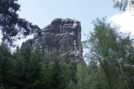 法尔肯斯坦山 在瑞士萨克森的野德威草地附近发现图片