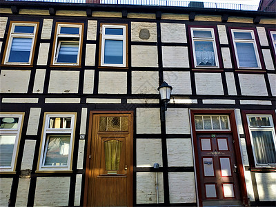 在Einbeck的美丽房子 有闪光门和窗户图片