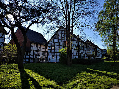 Einbeck市中央公园 内有半平板房屋图片