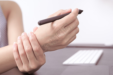 妇女手腕手臂疼痛 长时间使用笔用鼠鼠工作身体运动解剖学肌肉风湿病调子扭伤女性风湿疾病背景图片