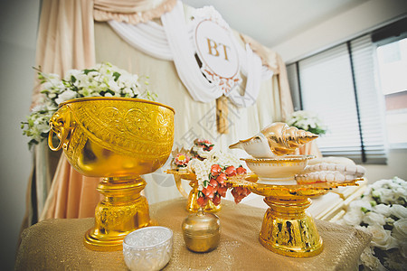 为泰国传统婚礼重新开水仪式礼物佛教徒金子订婚婚姻花环托盘庆典家庭文化图片
