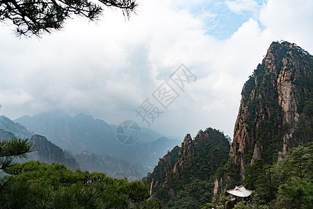 中国安徽黄山叶洛山地貌景观松树树木岩石日落遗产蓝色悬崖旅行天空绿色植物图片