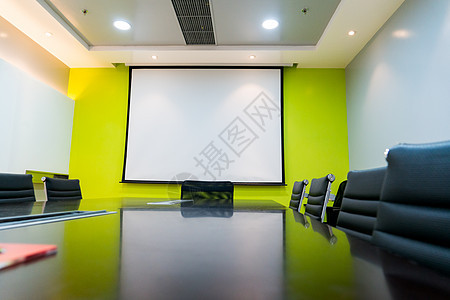 在商业会议室显示空白的显示投影机时展示推介会木板公司会议座位建筑学白色椅子工作图片