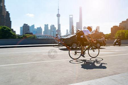 中国上海2017年9月 自行车男 最流行的转车图片