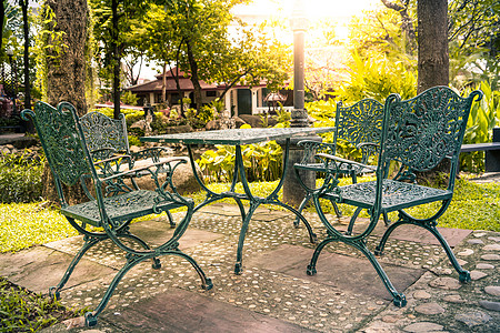 用于聊天的舒适咖啡桌 应用暗过滤器庆典环境椅子刀具餐饮绿色花园创造力玻璃派对图片