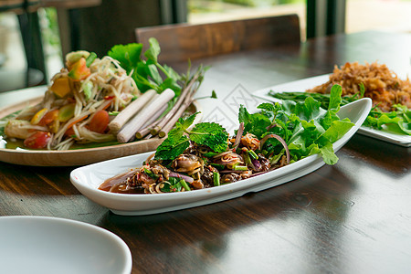 泰国食辣和酸味扇贝/小鸡肉加香草酱图片