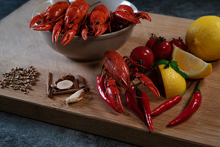 龙虾或小龙虾 木上红煮的龙虾螃蟹食物派对海鲜午餐桌子小吃酒吧餐厅美味图片