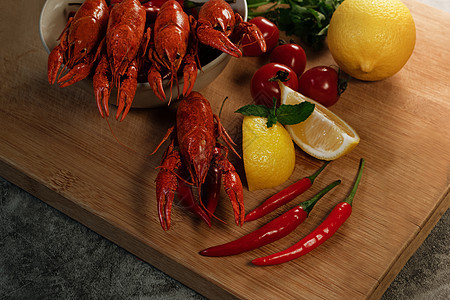 龙虾或小龙虾 木上红煮的龙虾辣椒菜单柠檬小吃海鲜美味食物木头酒吧午餐图片