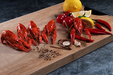 龙虾或小龙虾 木上红煮的龙虾美味木头酒吧午餐柠檬美食食物螃蟹辣椒草药图片