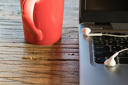 工作桌上平板地板上的笔记本电脑膝上型电脑和红咖啡杯大学桌面学生学习阅读键盘咖啡女士商业上网图片
