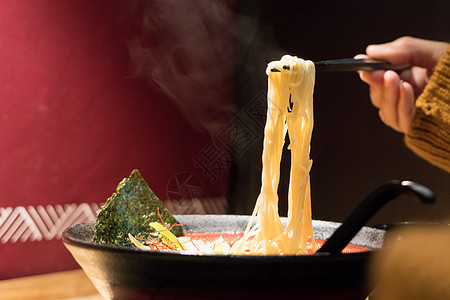 拉面在筷子上拉面 握着女人的手 食物和饮料美食白色衬衫午餐运动面条盘子红色图片