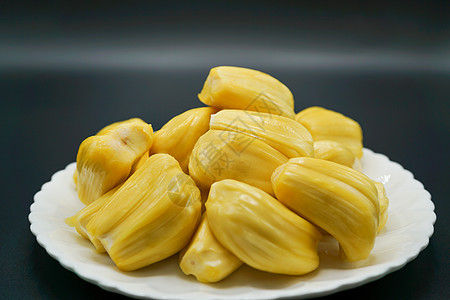 白色盘子上新鲜的胡萝卜切片 甜黄色异国菠萝蜜食物农场热带水果情调营养食品面包图片