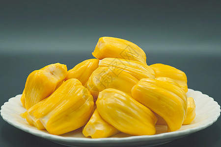 白色盘子上新鲜的胡萝卜切片 甜黄色农场营养异国食物热带食品甜点水果面包菠萝蜜图片