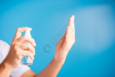 妇女使用喷水泵喷洒器 手持净化剂酒精消毒剂医院卫生消毒瓶子感染液体流感疾病蓝色图片