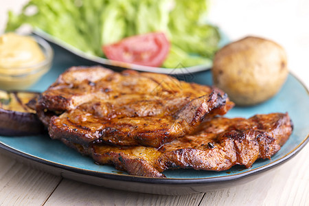 烤猪肉牛排烧烤土豆胡椒沙拉香料肋骨食物餐厅蔬菜午餐图片