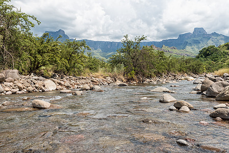 图吉拉河的景象 后面有安菲西亚图娱乐世界遗产溪流旅游闲暇多云风景乡村地质学农村图片