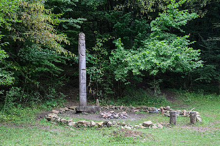 Dagboga寺庙 是Shapsugi山林中的异教徒偶像天空森林记忆文化雕塑旅行树木服务魔法老太婆图片