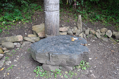 Dagboga寺庙 是Shapsugi山林中的异教徒偶像石头木材历史夫人木头异教旅行雕塑记忆文化图片