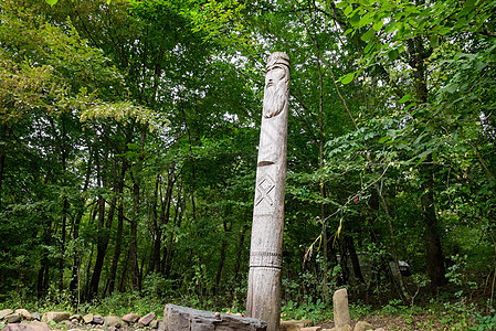 Dagboga寺庙 是Shapsugi山林中的异教徒偶像雕塑天空旅行文化木头精神数字信仰树木宗教图片
